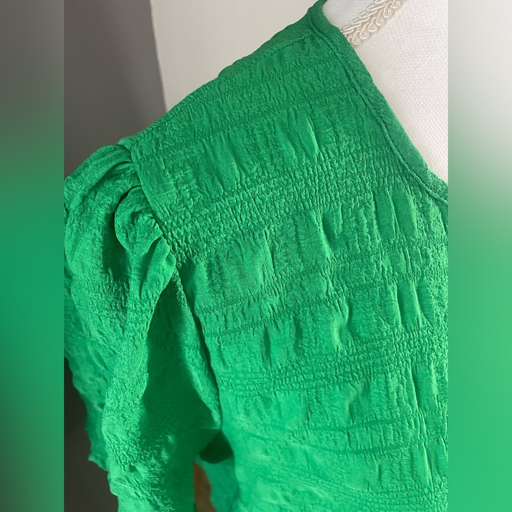 SHEIN Woman’s Grass Green Top with button on backside and slight puff sleeve 1x - Picture 4 of 6